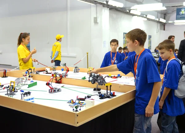 Çocuklar 2014 Dünya Robot Olimpiyatları 'nda robot yapıyorlar.