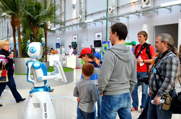 Children make robots on World Robotic Olympiad Russia 2014 — Stock Photo, Image