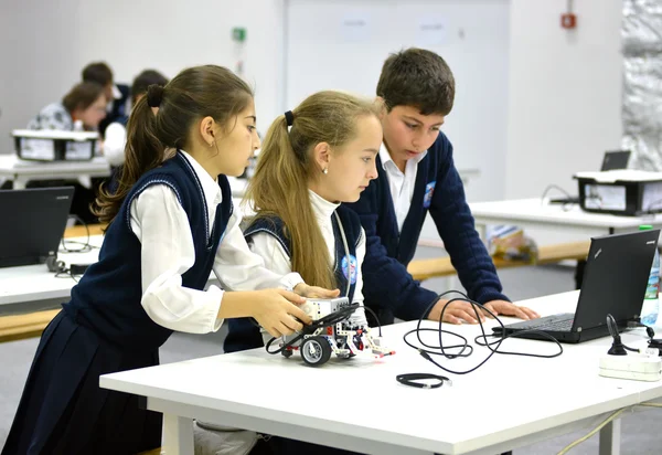 Kinder bauen Roboter bei der World Robotic Olympiade Russia 2014 — Stockfoto