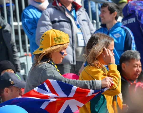 Λάτρεις του αθλητισμού της ομάδα Αυστραλίας με εθνικές σημαίες για τους χειμερινούς Παραολυμπιακούς Αγώνες 2014 — Φωτογραφία Αρχείου