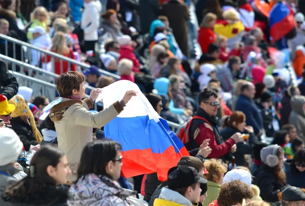 Femeia distractivă sportivă cu steagul național al Federației Ruse — Fotografie, imagine de stoc