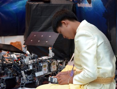 Soçi, Rusya - 21 Kasım 2014: Asya çocuk yapmak bir robot, robot Olimpiyatı Sochi