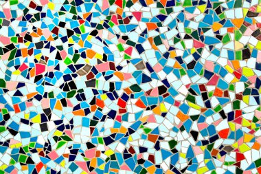 Seramik parçalardan yapılmış renkli mozaik döşeme deseni soyut desenli dekoratif yüzey oluşturuyor