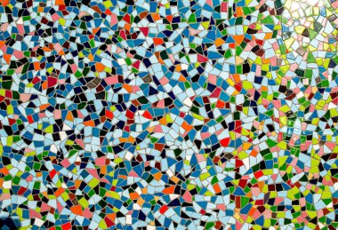 Seramik parçalardan yapılmış renkli mozaik döşeme deseni soyut desenli dekoratif yüzey oluşturuyor