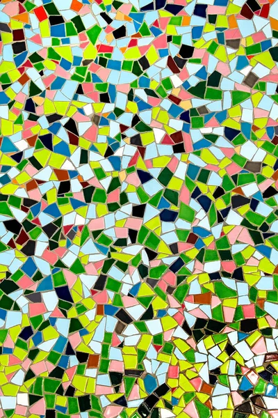 Seramik parçalardan yapılmış renkli mozaik döşeme deseni soyut desenli dekoratif yüzey oluşturuyor