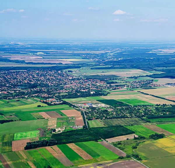 Yüksek açılı kırsal alan manzarası, tarım arazileri kırsal kesim yolları ve açık gökyüzü altında açık arazi.
