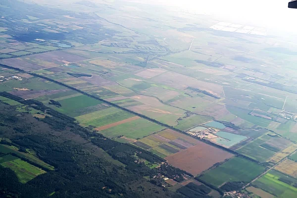 Yüksek açılı kırsal alan manzarası, tarım arazileri kırsal kesim yolları ve açık gökyüzü altında açık arazi.