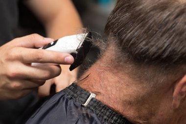 saç kesme makineleri ile bir saç kesimi olan bir erkek öğrencinin yakın çekim