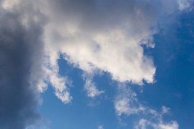 Arkaplan olarak gökyüzündeki bulutlar