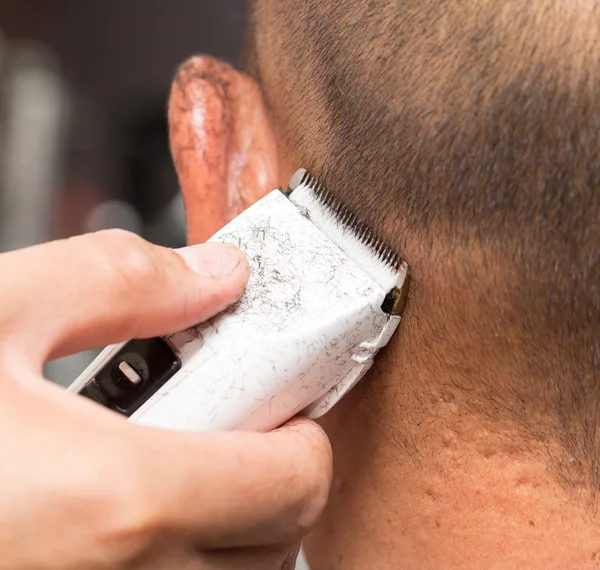 Primer plano de un estudiante masculino que tiene un corte de pelo con cortadores de pelo —  Fotos de Stock