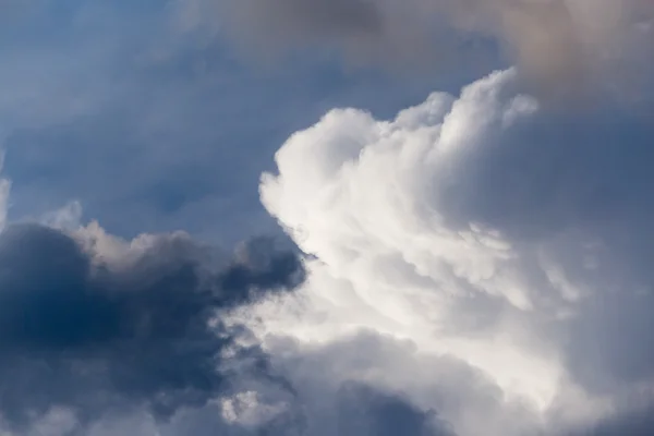 Awan di langit sebagai latar belakang — Stok Foto