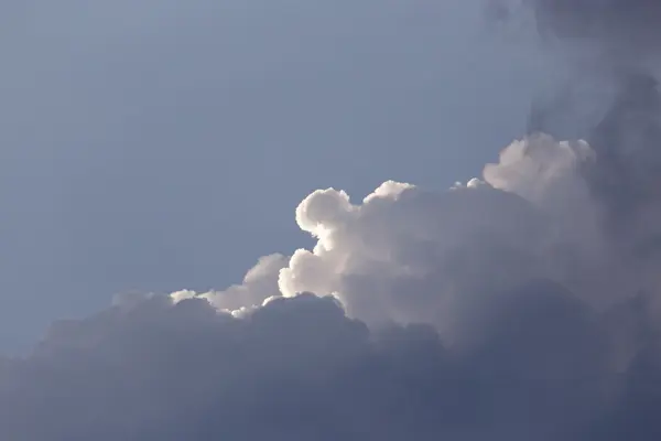 Awan di langit sebagai latar belakang — Stok Foto