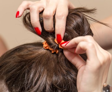 örgülü pigtails içinde Güzellik Salonu