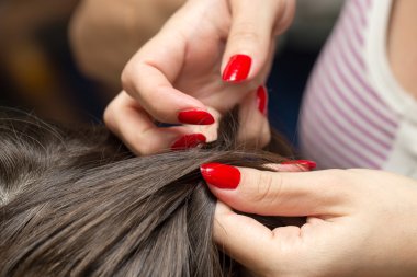 örgülü pigtails içinde Güzellik Salonu