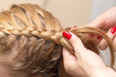 örgülü pigtails içinde Güzellik Salonu