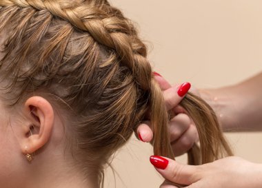 örgülü pigtails içinde Güzellik Salonu