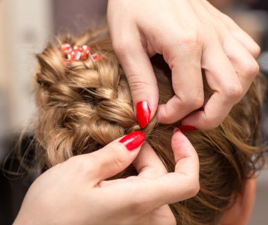 örgülü pigtails içinde Güzellik Salonu