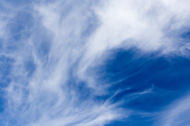 Mavi gökyüzündeki bulutlar