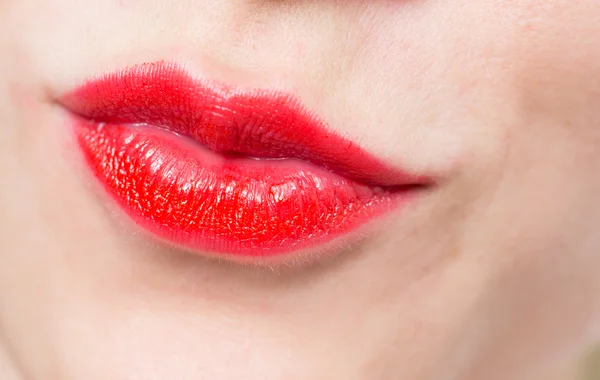 Hermosos labios con lápiz labial rojo — Foto de Stock