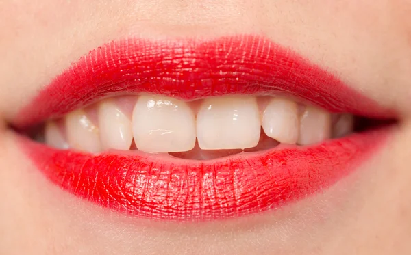 Piękne usta z czerwona szminka — Zdjęcie stockowe
