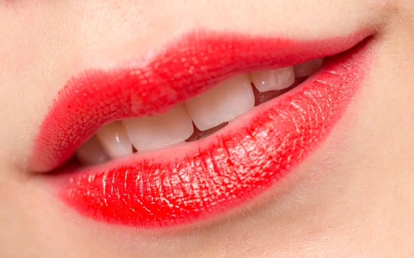 Hermosos labios con lápiz labial rojo — Foto de Stock