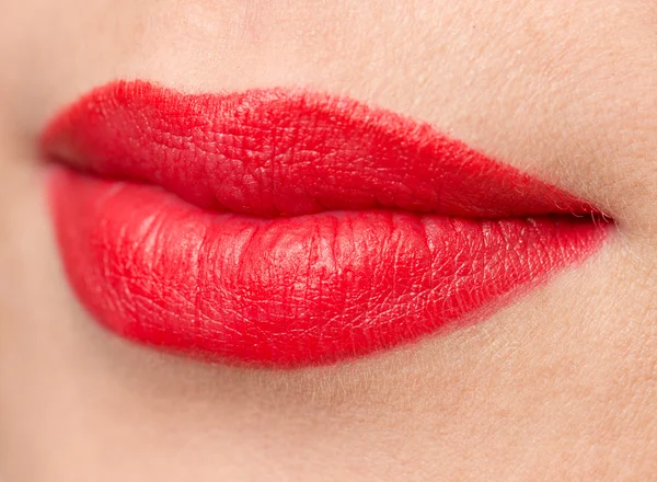 Hermosos labios con lápiz labial rojo —  Fotos de Stock