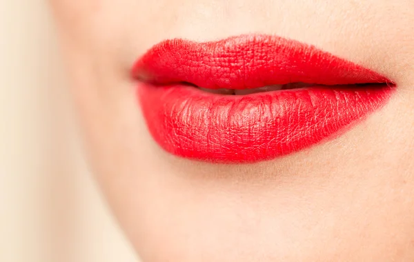 Belles lèvres avec rouge à lèvres rouge — Photo
