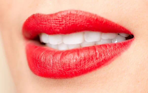 Schöne Lippen mit rotem Lippenstift — Stockfoto