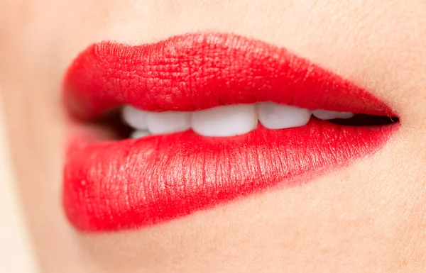 Hermosos labios con lápiz labial rojo — Foto de Stock