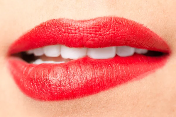 Belle labbra con rossetto rosso — Foto Stock