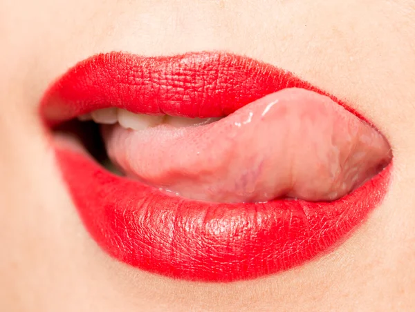 Schöne Lippen mit rotem Lippenstift — Stockfoto