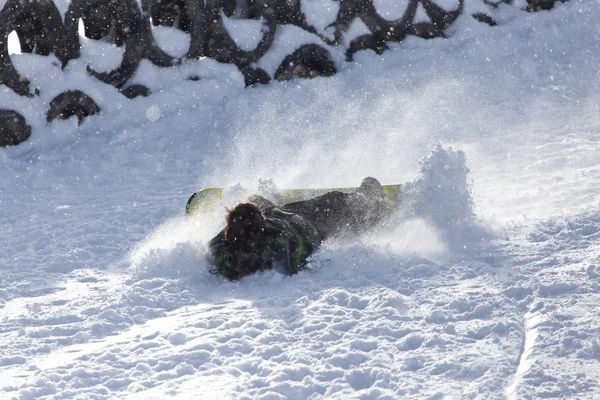 スノーボーダーが雪の中に落ち — ストック写真