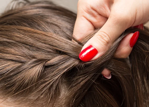 Gevlochten pigtails in de schoonheidssalon — Stockfoto