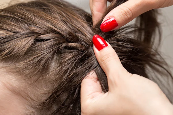 Nattes tressées dans le salon de beauté — Photo