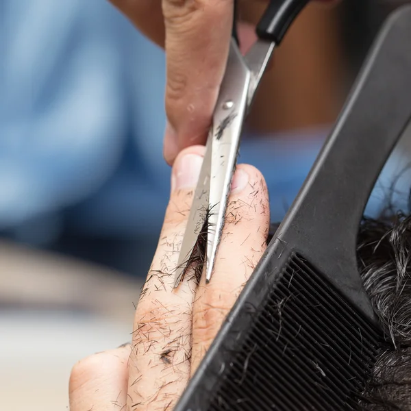 Ciseaux de coupe de cheveux pour hommes dans un salon de beauté — Photo