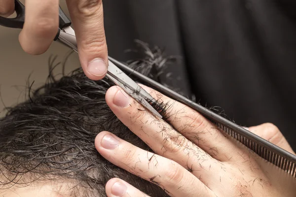 Mannen haar snijden schaar in een schoonheidssalon — Stockfoto