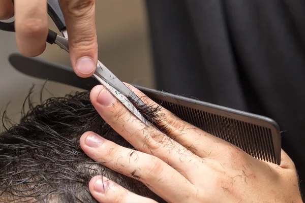 Ciseaux de coupe de cheveux pour hommes dans un salon de beauté — Photo