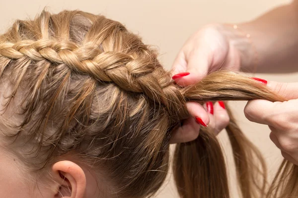 Nattes tressées dans le salon de beauté — Photo