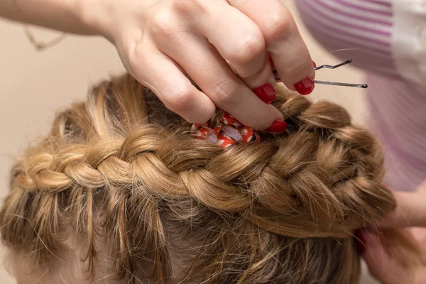 Geflochtene Zöpfe im Schönheitssalon — Stockfoto