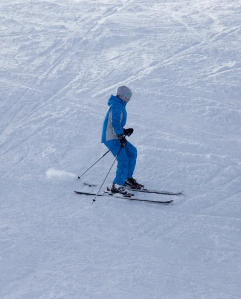 Persone che sciano sulla neve — Foto Stock