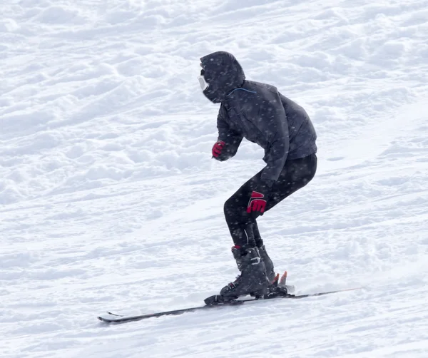 Ember a hóban síelés — Stock Fotó