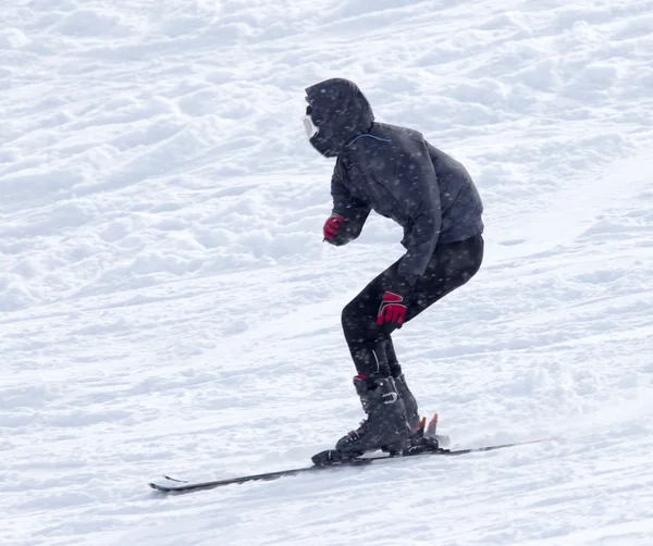 Persone che sciano sulla neve — Foto Stock