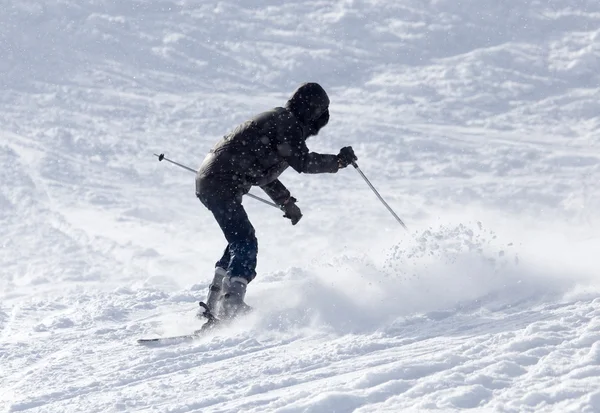 Persone che sciano sulla neve — Foto Stock