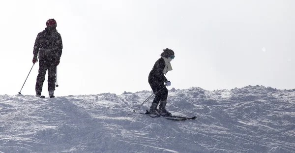 People skiing in the snow — Stock Photo, Image