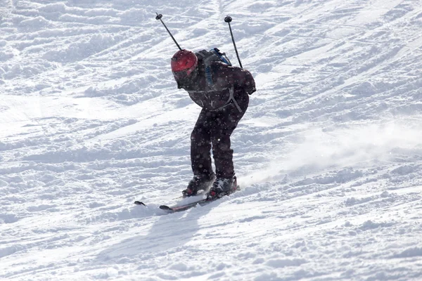 Persone che sciano sulla neve — Foto Stock