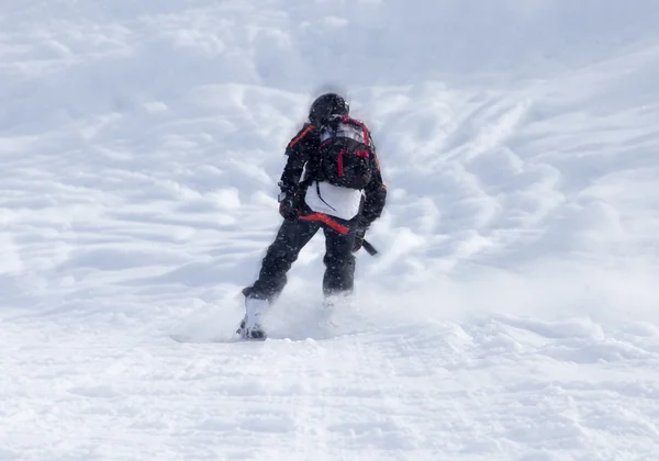 Menschen beim Skifahren im Schnee — Stockfoto