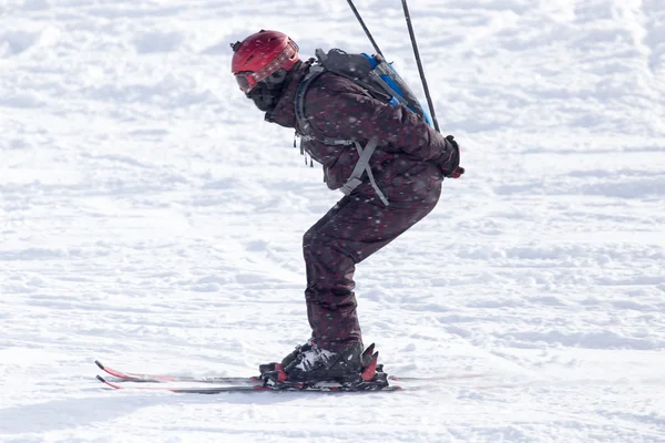 雪の中でスキーの人々 — ストック写真