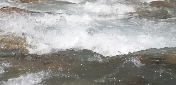 Фон белой воды на реке — стоковое фото