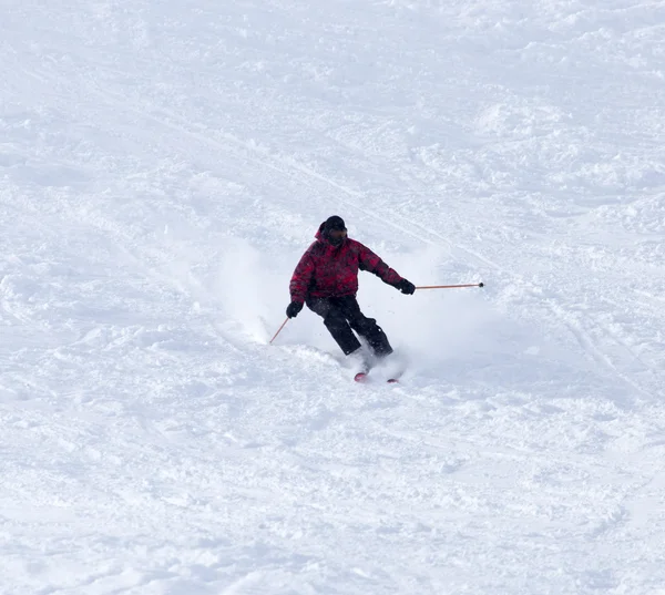Люди катаются на лыжах в снегу Лицензионные Стоковые Фото