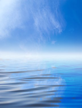 su yansıması ile bulutlar